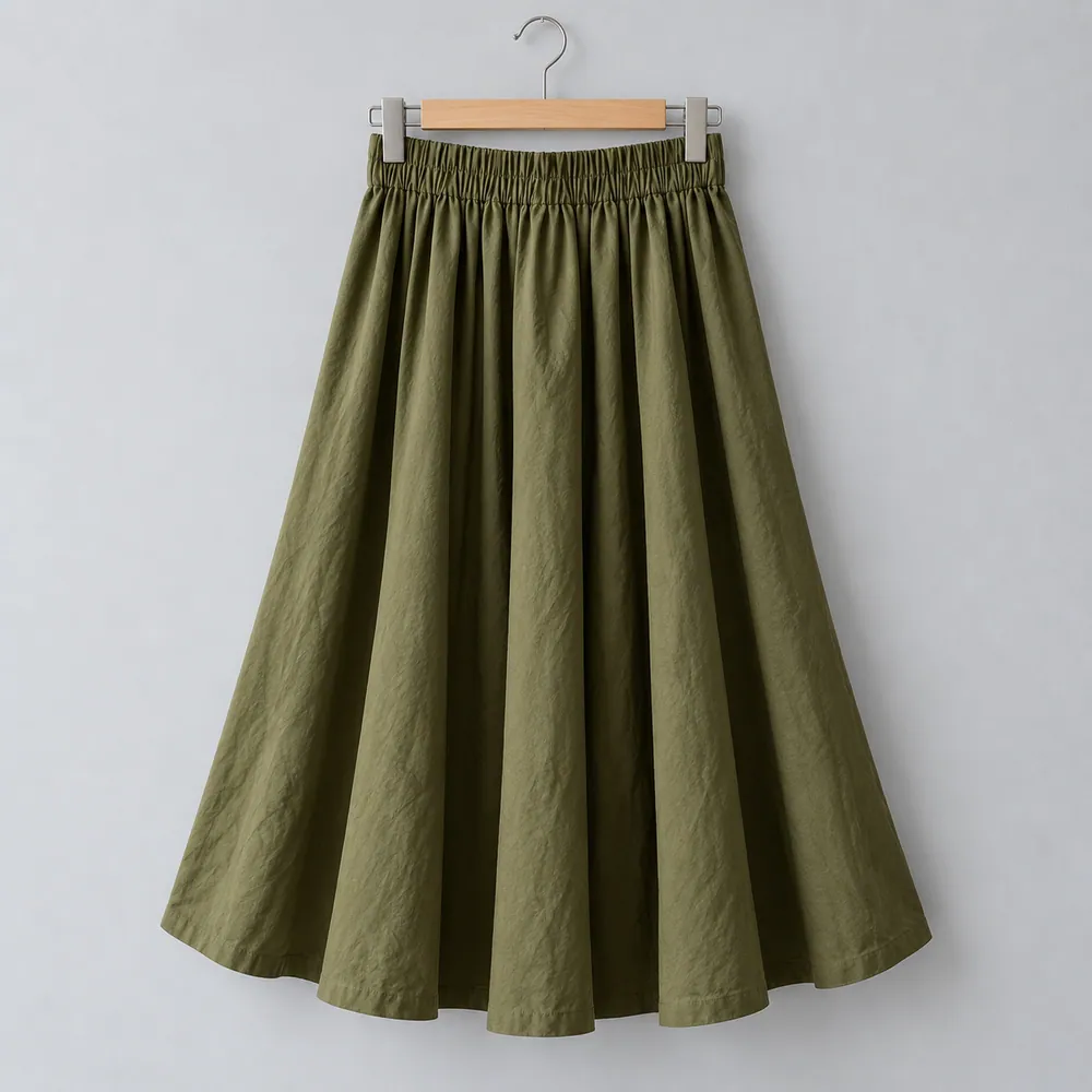 Falda Oliva verde amplia con pliegues, en una percha