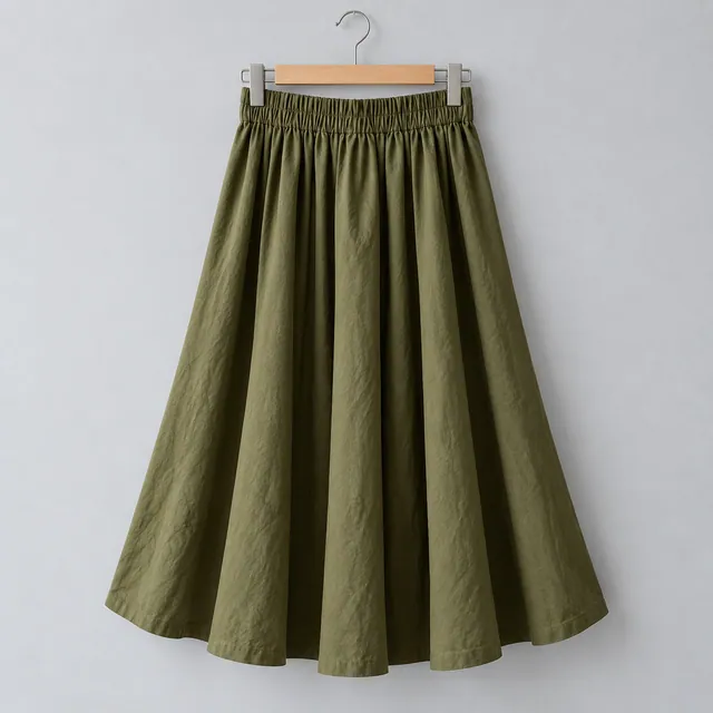 Falda Oliva verde amplia con pliegues, en una percha